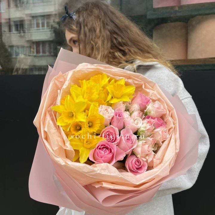 Букет роз и нарциссов в Новочеркасске