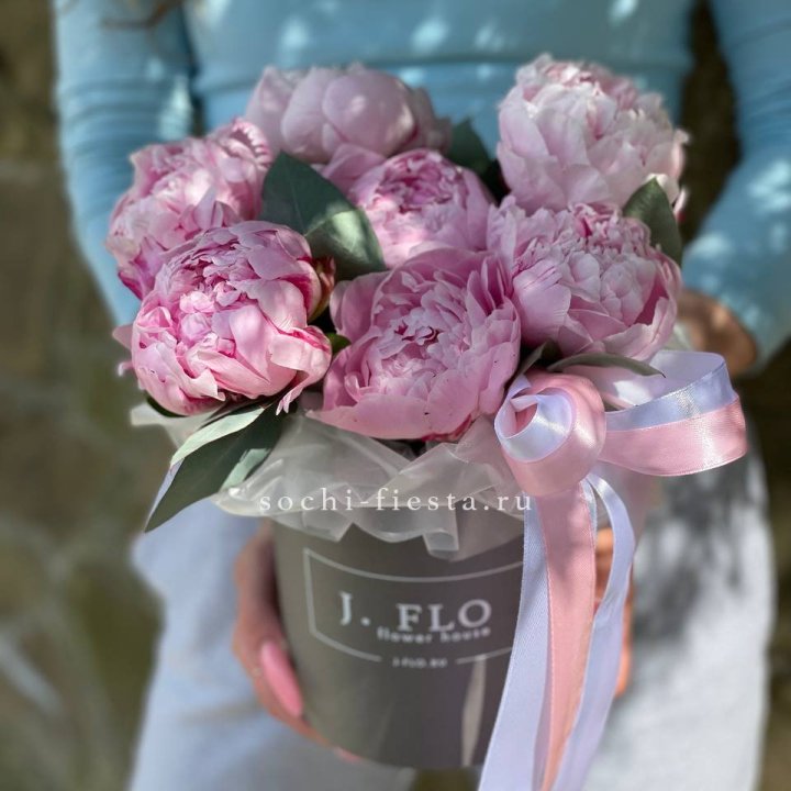 Цилиндр пионов с эвкалиптом в Новочеркасске