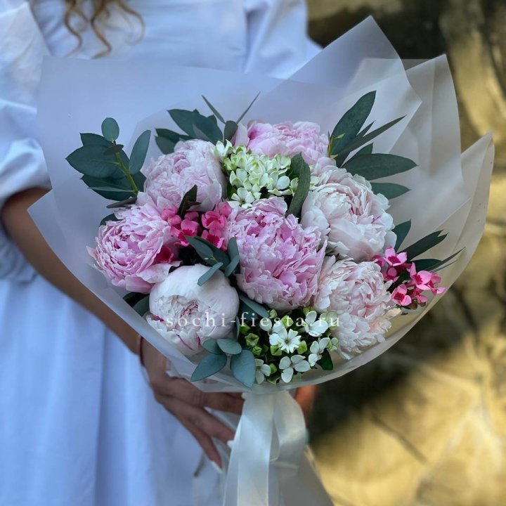 7 зефирных пионов с эвкалиптом в Новочеркасске