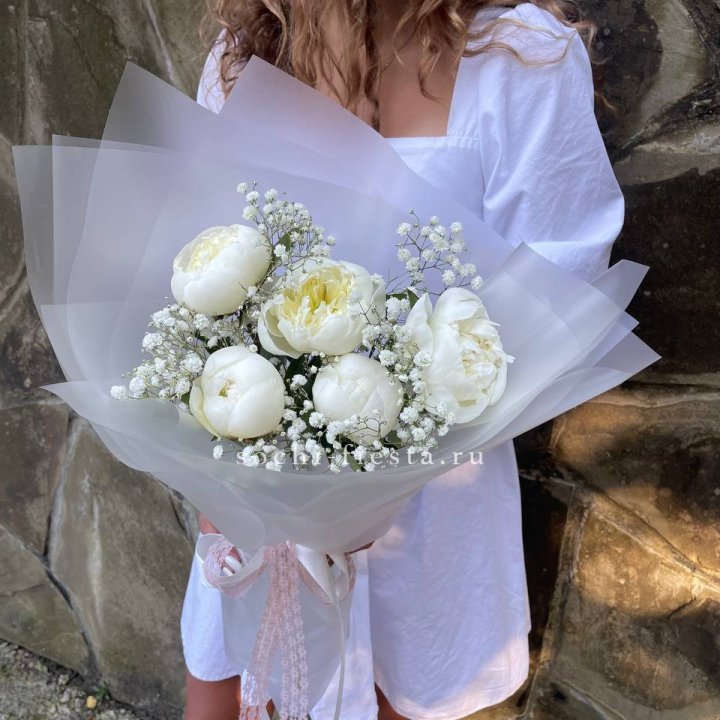 Букет белых пионов "Файв" в Новочеркасске