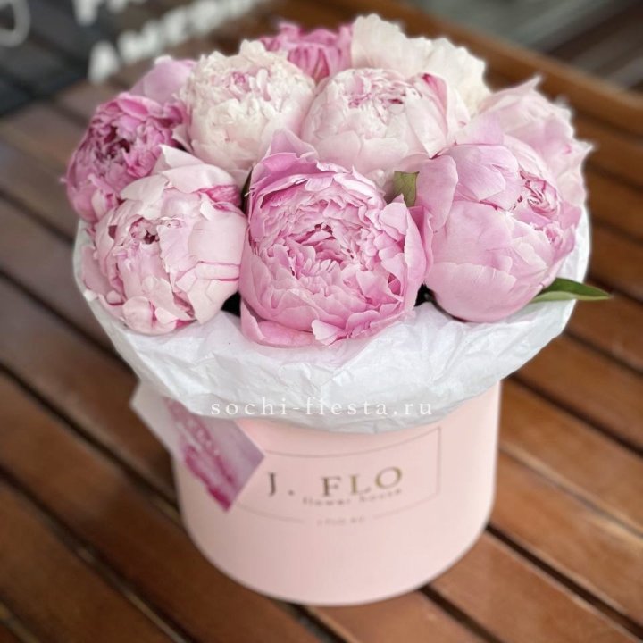 Цилиндр с пионами "Лилу" в Новочеркасске