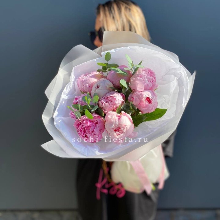 9 пионов с эвкалиптом в Новочеркасске