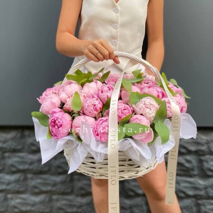 29 пионов в корзине в Новочеркасске