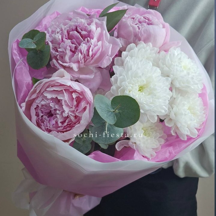  Букет комплимент с пионами в Новочеркасске