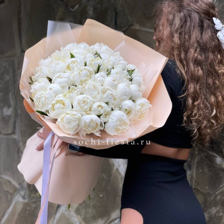 35 белых пион в Новочеркасске