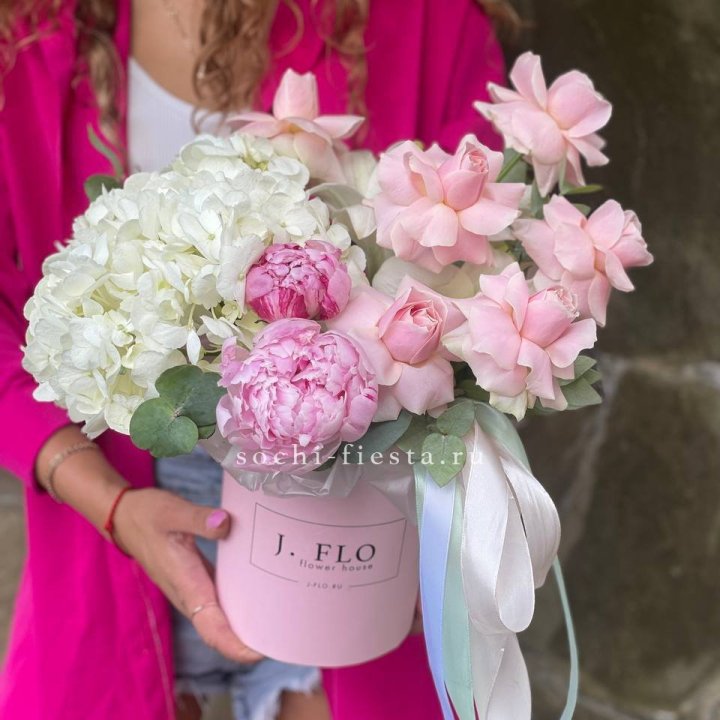 Цилиндр с пионами "Алисия" в Новочеркасске