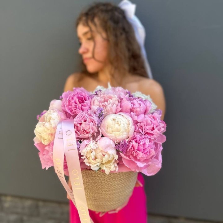 15 пионов в джутовом кашпо в Новочеркасске