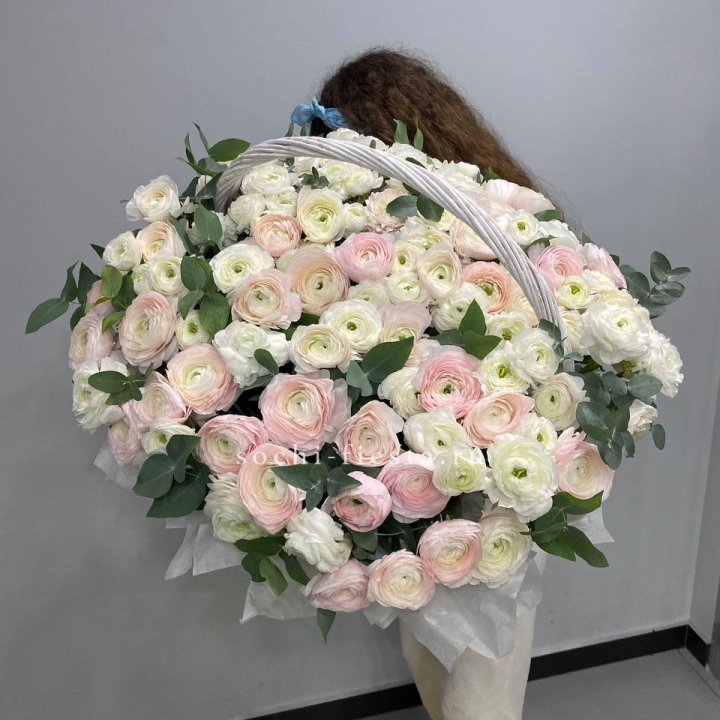 Ранункулюсы в корзине в Новочеркасске