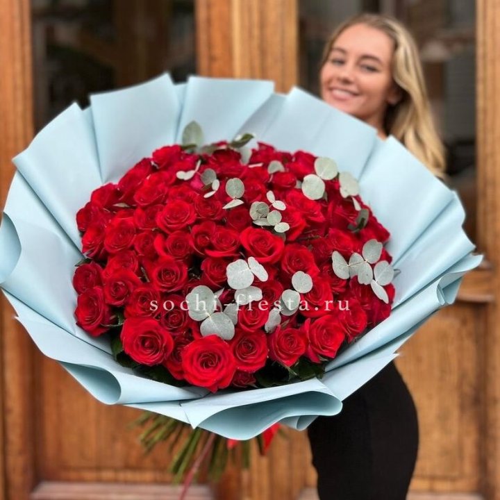 101 красная роза с эвкалиптом в Новочеркасске
