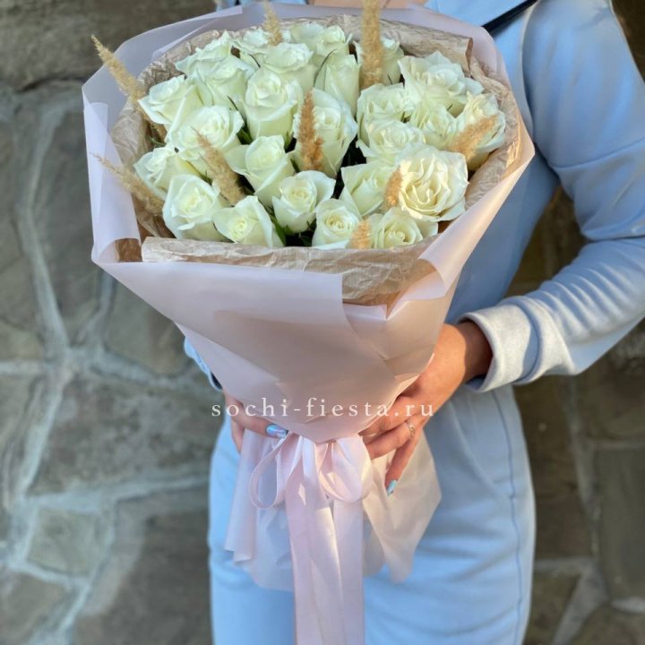 25 белых роз с сухоцветами в Новочеркасске