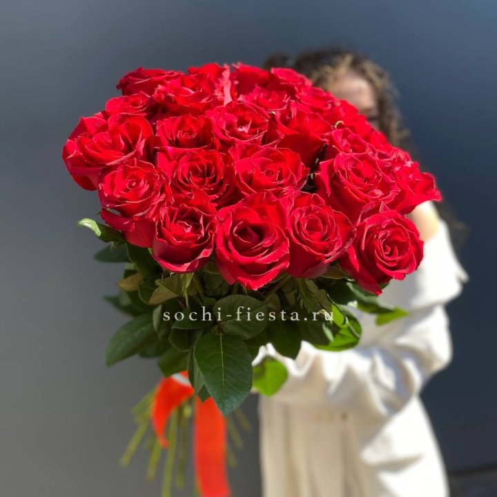 25 высоких красных роз в Новочеркасске