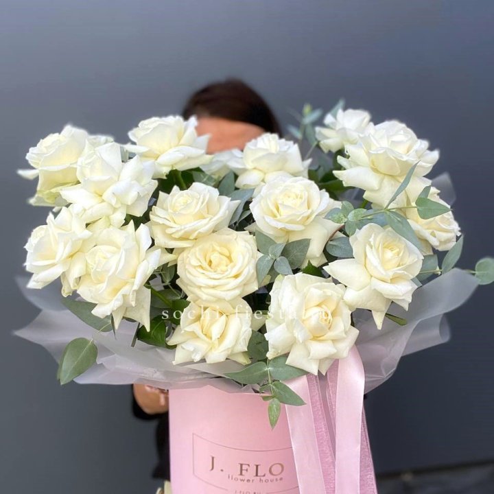 17 Французских белых роз в боксе в Новочеркасске
