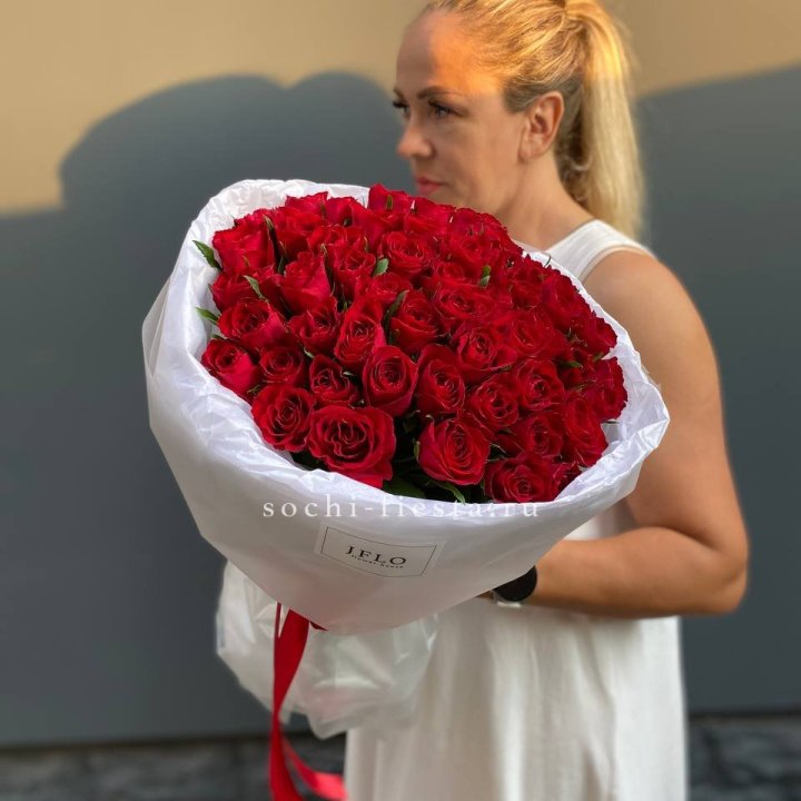 51 роза мадам ред в нежном оформлении в Новочеркасске
