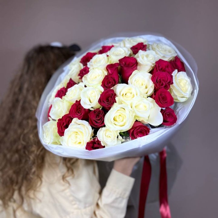 Букет из красных белых 45 роз в Новочеркасске