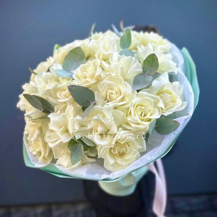 25 Белых французских роз "Ноте бьянка" в Новочеркасске