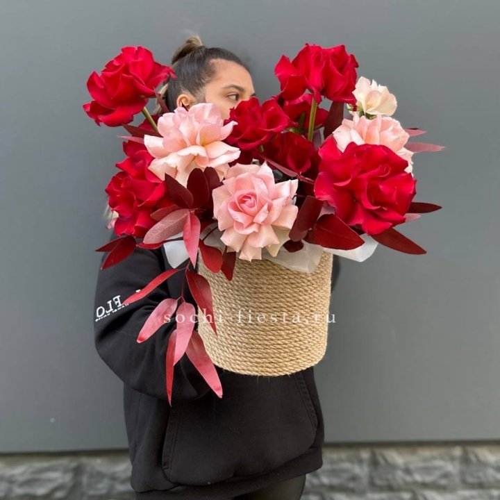 15 Французских роз в джутовом кашпо в Новочеркасске