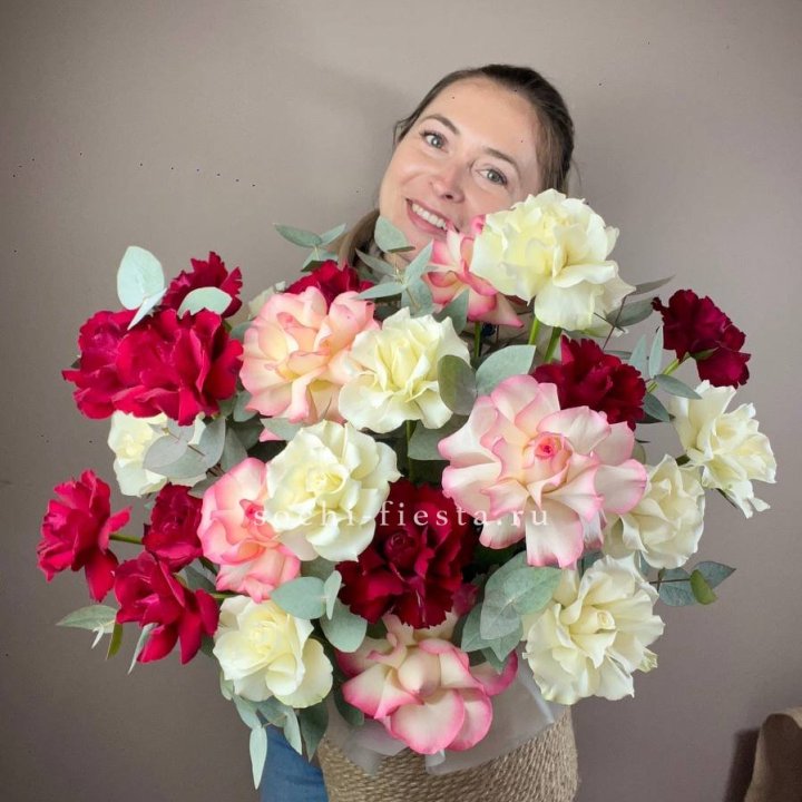 35 французских роз микс в джутовом боксе в Новочеркасске