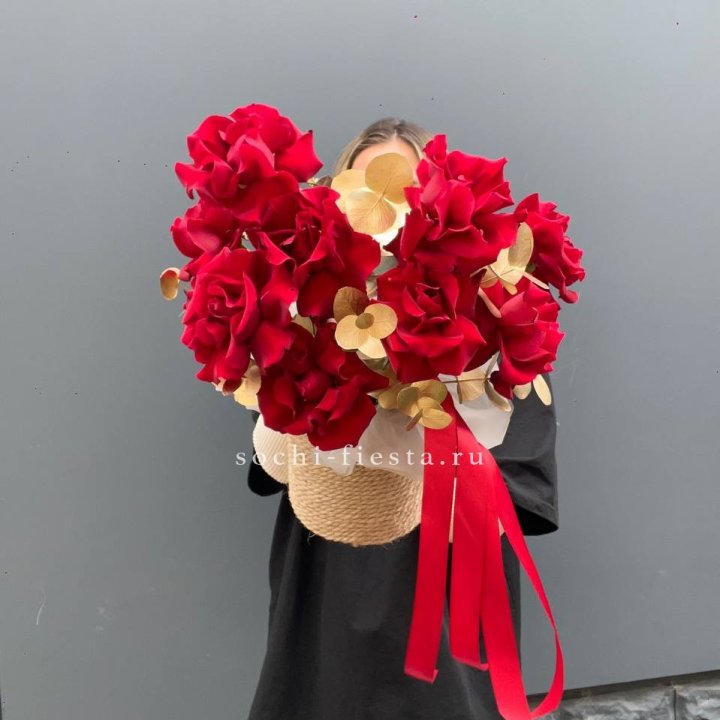 Красные французские розы в джутовом кашпо в Новочеркасске