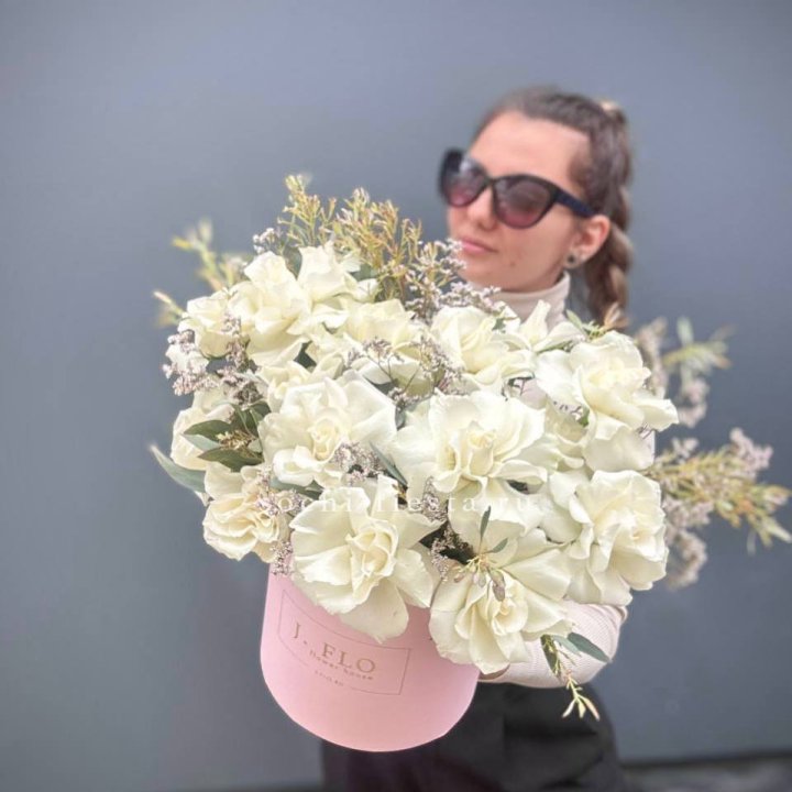 17 Французских белых роз в коробке Афина в Новочеркасске