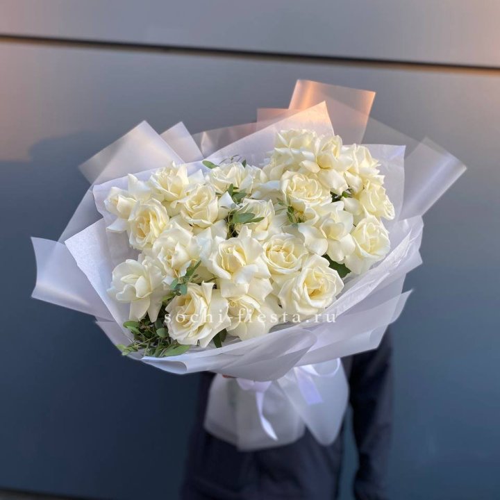 Пышный букет из белых роз в Новочеркасске