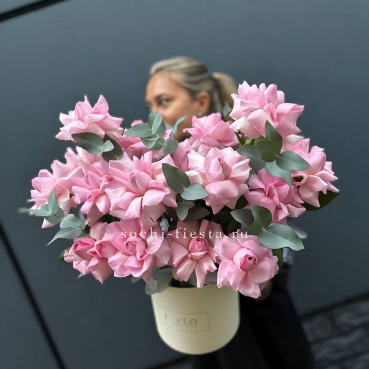 17 Розовых французских роз в боксе в Новочеркасске