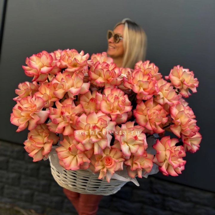 45 французских роз Джумилия в корзине в Новочеркасске