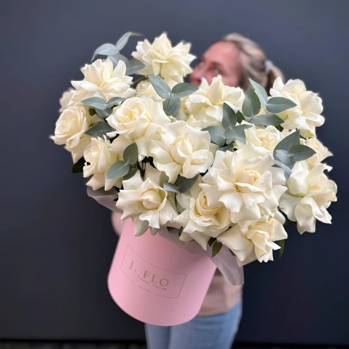 25 Французских белых роз в боксе в Новочеркасске