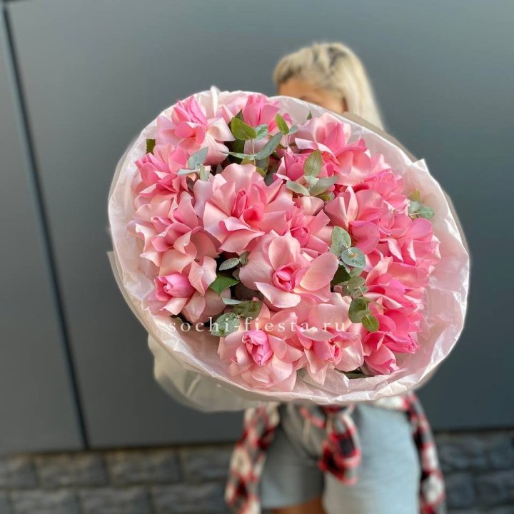 17 розовых роз в Новочеркасске