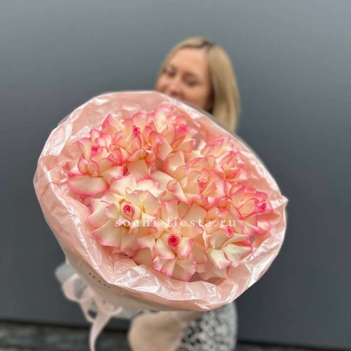 9 французских роз Джумилия в нежном оформлении в Новочеркасске