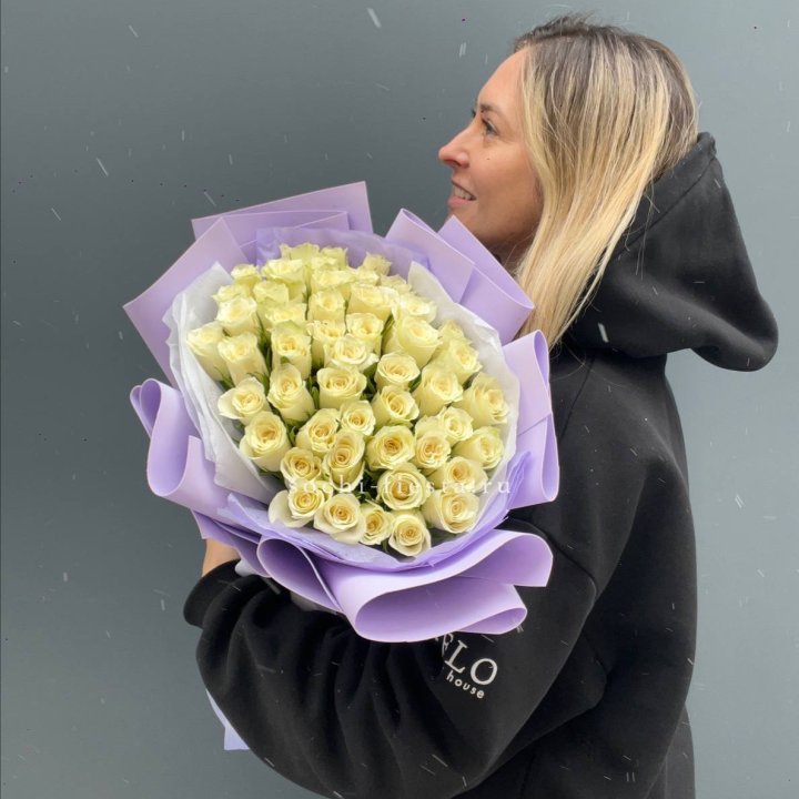 51 белая кенийская роза в оформлении в Новочеркасске