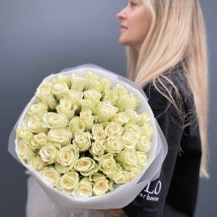 Воздушный букет из 51 белой кенийской розы в Новочеркасске