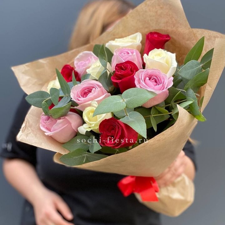 Букет из 15 роз с эвкалиптом в Новочеркасске