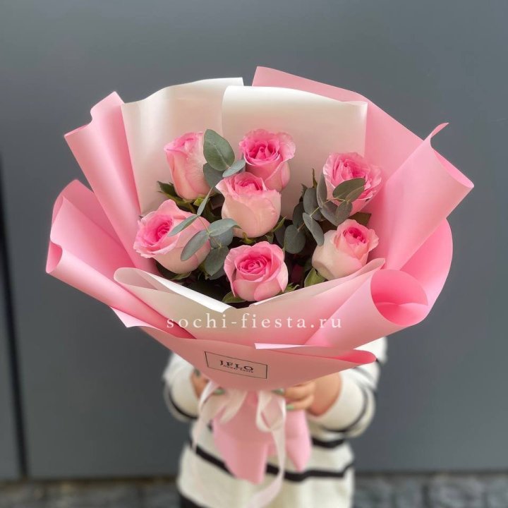 7 роз с эвкалиптом в Новочеркасске
