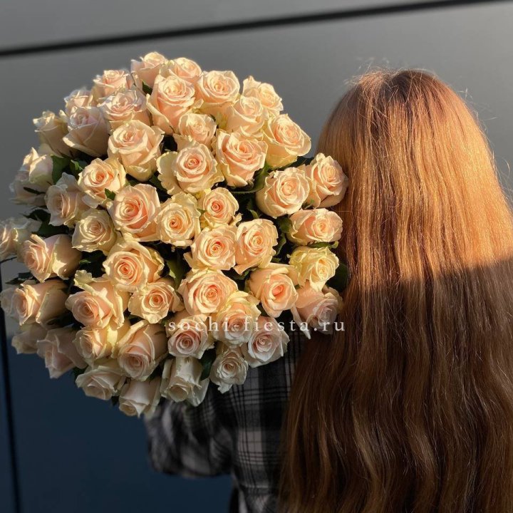 Охапка кремовых роз в Новочеркасске