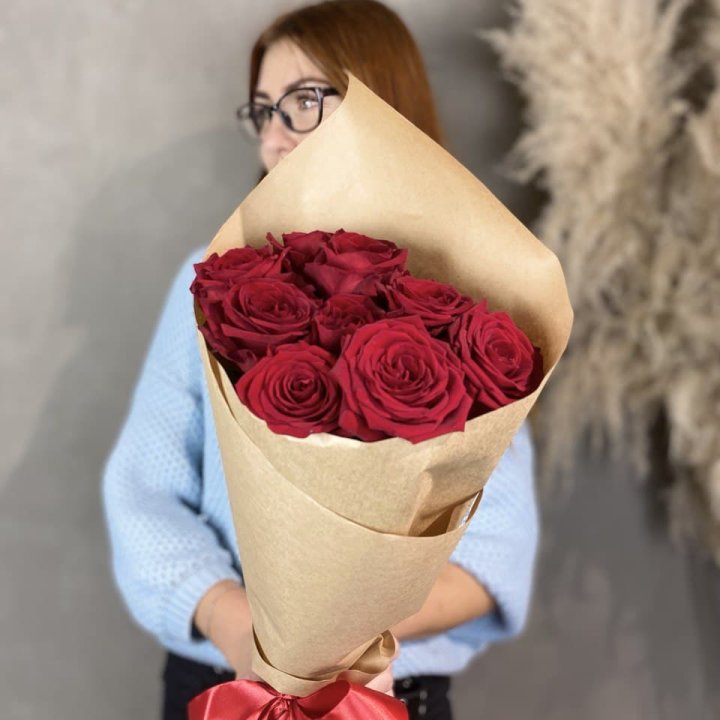 9 красных роз в крафте в Новочеркасске