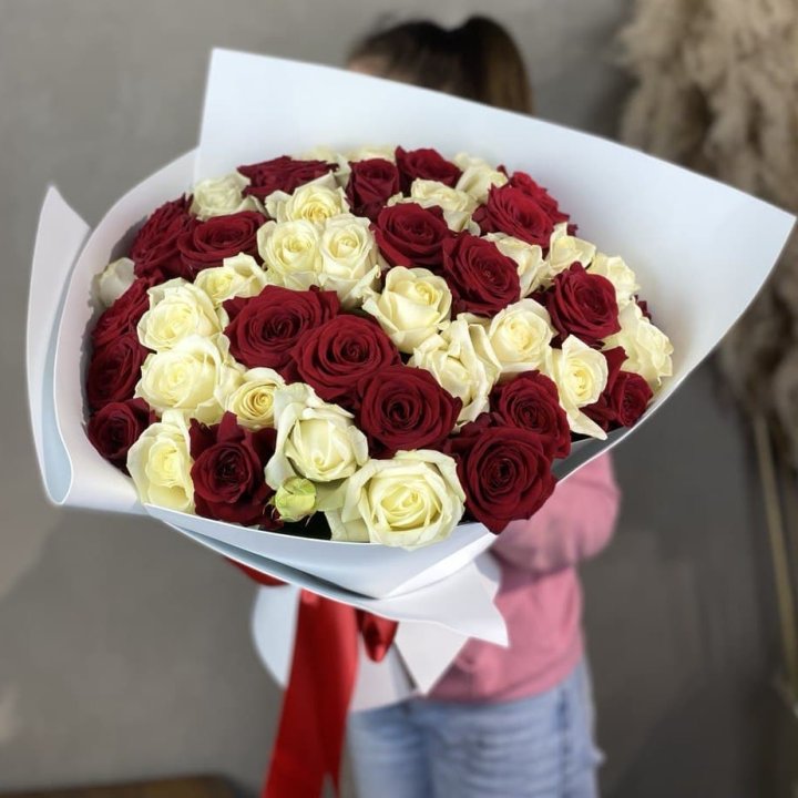 51 красная и белая роза в Новочеркасске