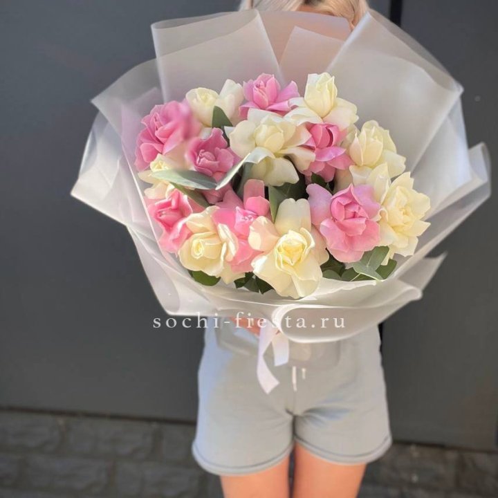 15 бело-розовых роз в Новочеркасске