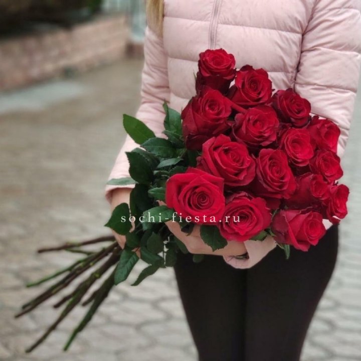 15 высоких красных роз в Новочеркасске
