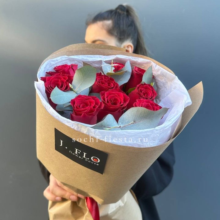 9 роз с эвкалиптом в Новочеркасске