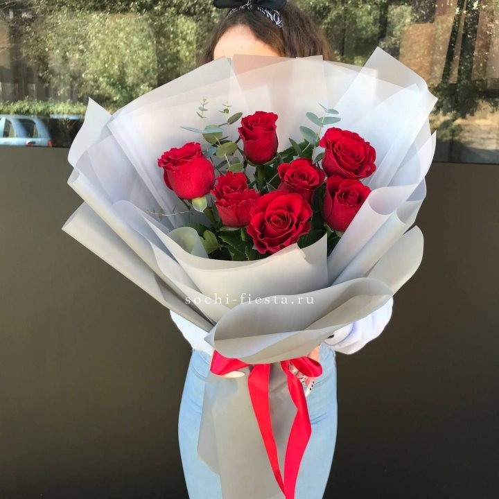 7 красных роз с эвкалиптом  в Новочеркасске