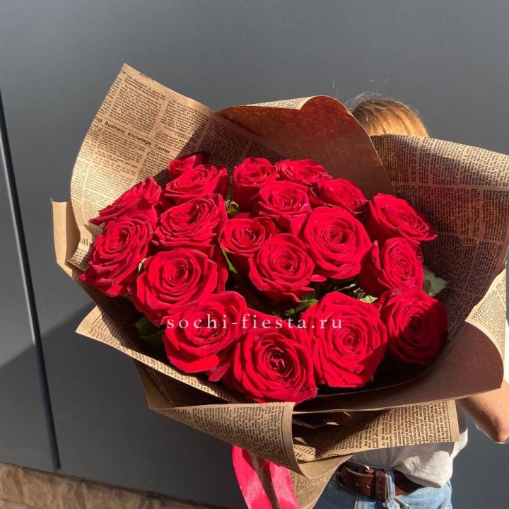 19 красных роз Леди Крафт в Новочеркасске