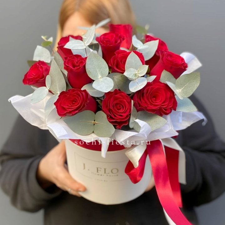 11 роз в шляпной коробке в Новочеркасске