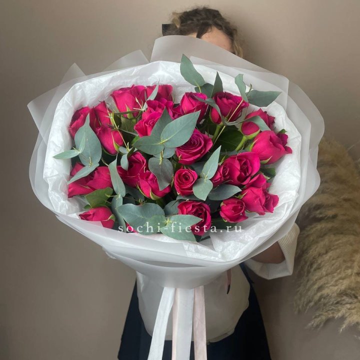 25 малиновых роз с эвкалиптом в Новочеркасске