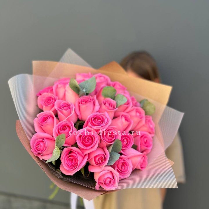 31 розовая роза с эвкалиптом в Новочеркасске