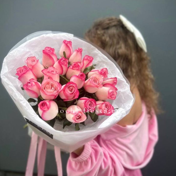 21 розовые розы Венди  в оформлении в Новочеркасске