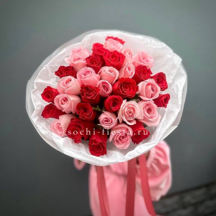 Букет красных и розовых 35 роз в Новочеркасске