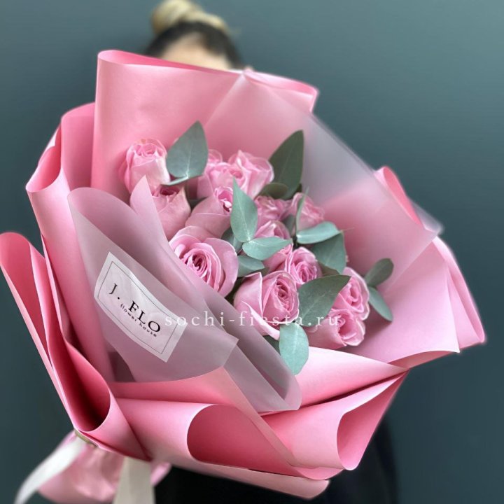 15 Розовых роз с эвкалиптом в Новочеркасске