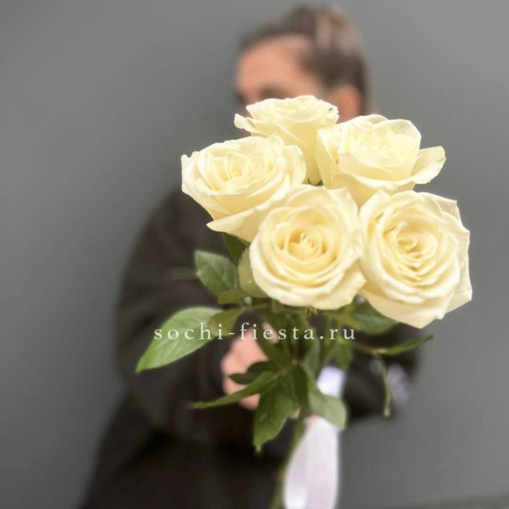 Букет 5 белых роз  в Новочеркасске
