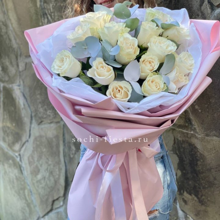 Белые розы в авторском оформлении в Новочеркасске