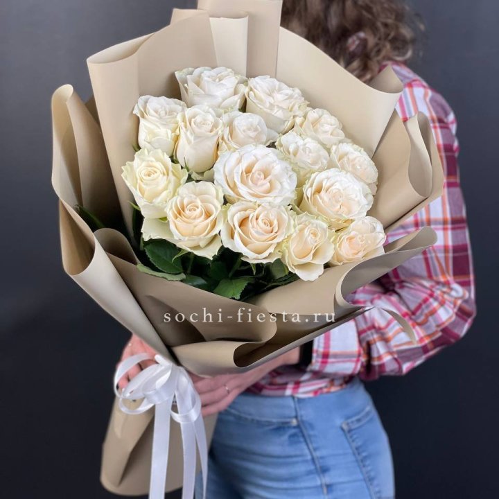 15 белых роз кофе в Новочеркасске